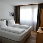 ホテル Surselva